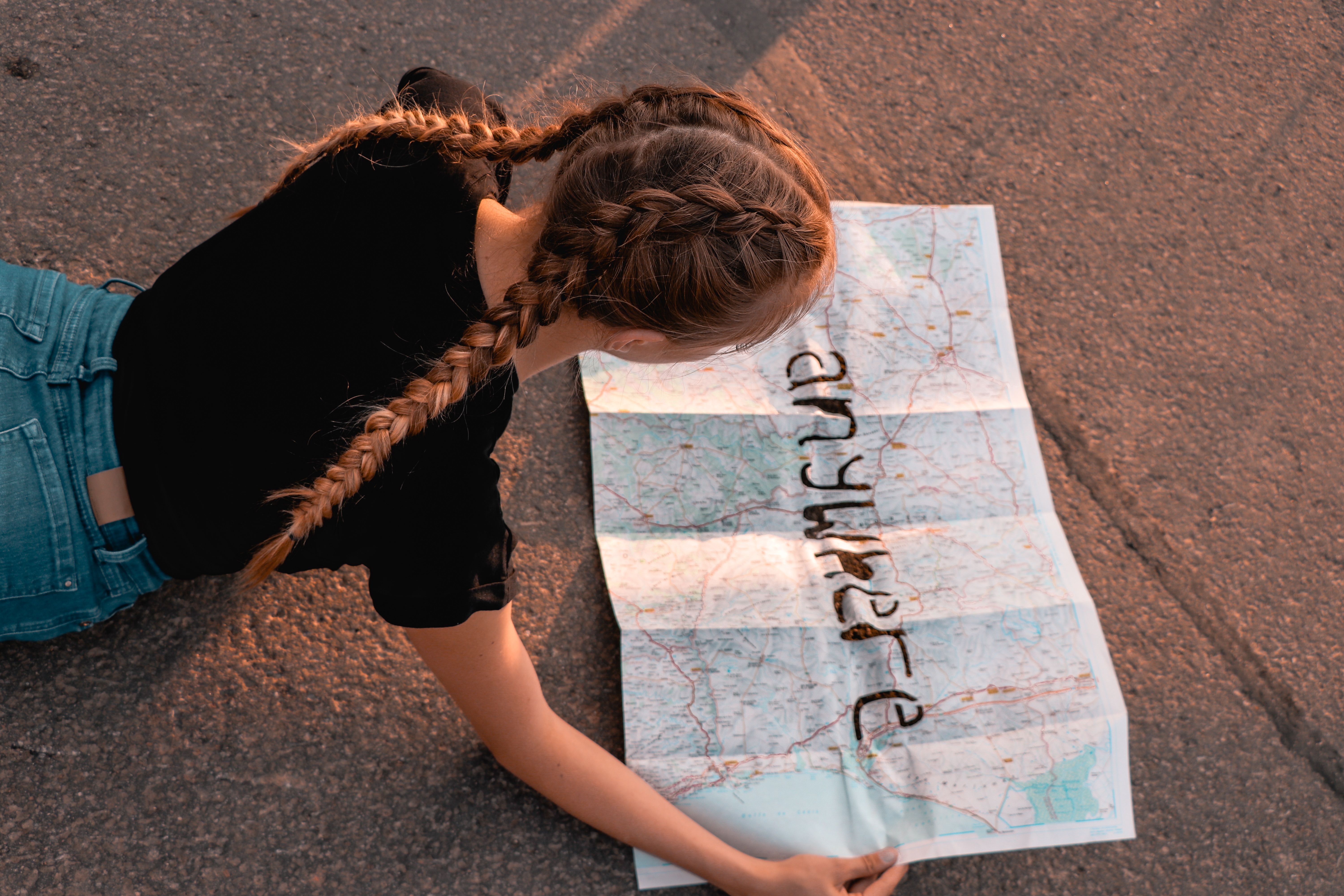 Ein Mädchen schaut auf eine Landkarte